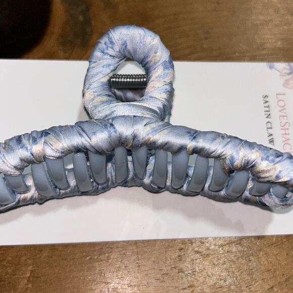 Goody LoveShackFancy Satin Claw Clip Everblooming Rosette - Picture 3 of 5